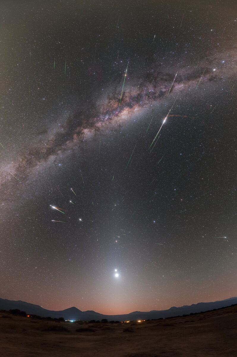 A meteor shower under the Milky Way